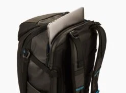 Eskape™ 25 Backpack -Kühl 707 eskape 25 backpack pirateblack details 10796 pdp photo