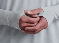 Acceleratr™ Crew -Kühl 7492 accelaratr ls crew pebble gray detail 3 pdp photo