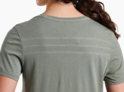 Arabella™ V-Neck -Kühl 8499 arabella v neck ss sage detail 1 pdp photo