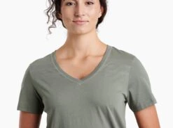 Arabella™ V-Neck -Kühl 8499 arabella v neck ss sage detail 2 pdp photo